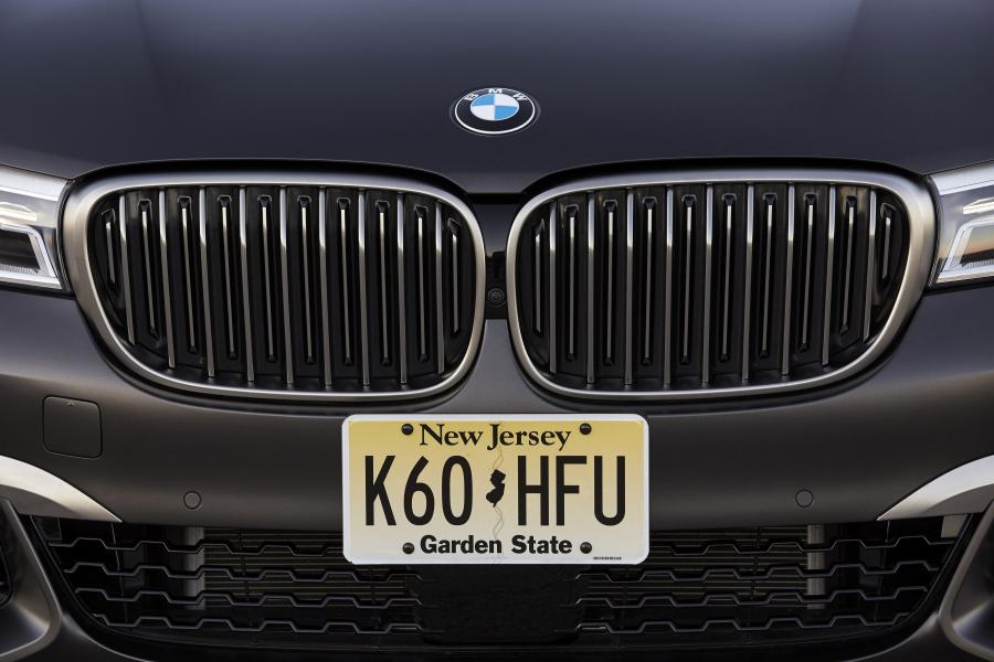 Логотип BMW M760i xDrive 2017 года  (NA) (фото 88 из 154)